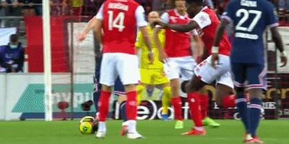 梅西首秀初尝法甲凶悍防守，多数据挂零但仍有惊喜