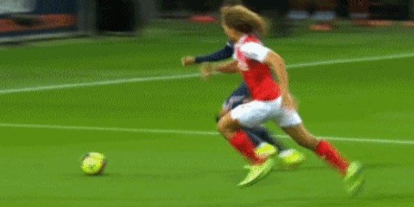 梅西首秀初尝法甲凶悍防守，多数据挂零但仍有惊喜