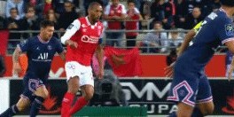 梅西首秀初尝法甲凶悍防守，多数据挂零但仍有惊喜